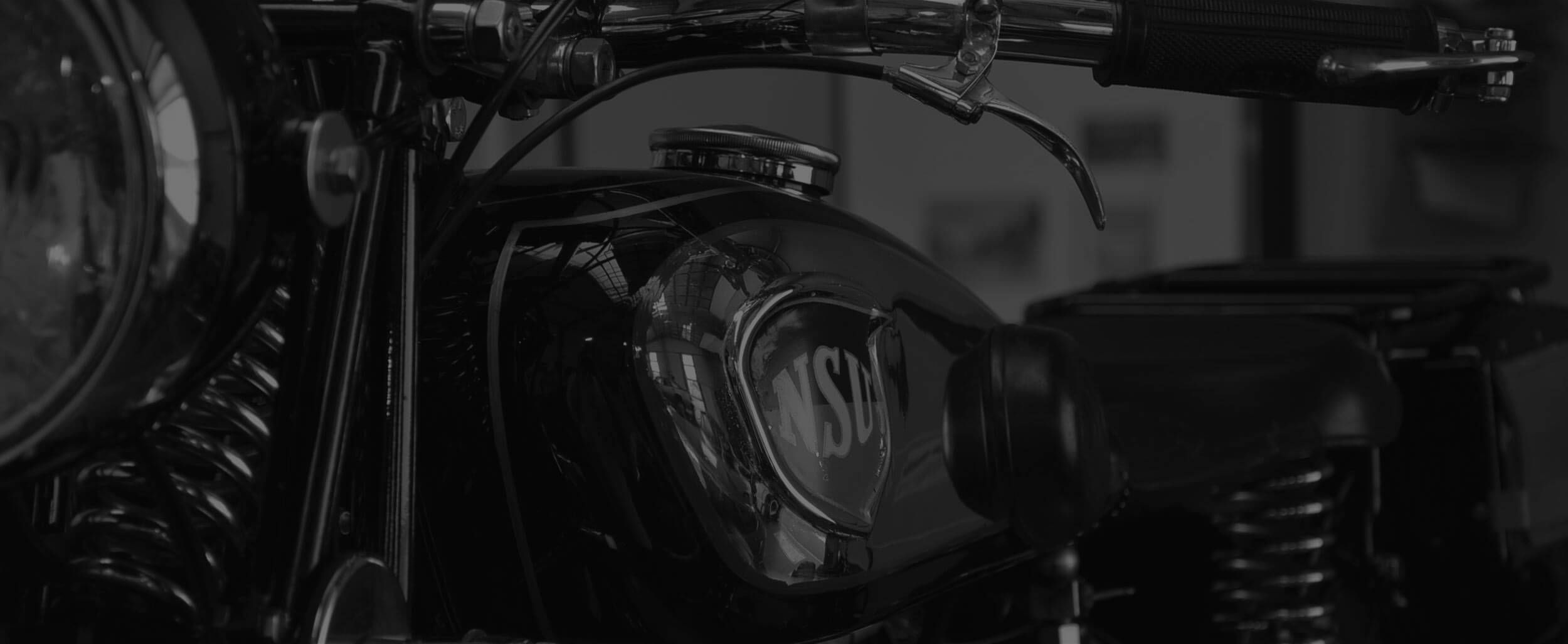 Nahaufnahme eines Oldtimer-Motorrads - NSU-Logo ist im Fokus